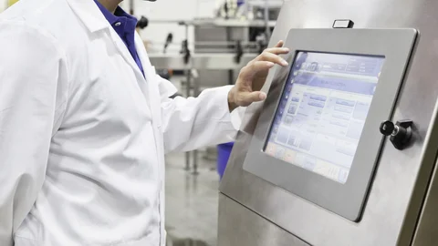 Prozessleitsysteme Mann arbeitet an einem Prozessleitsysteme