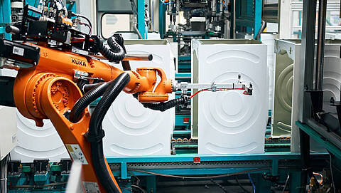 KUKA robot operates with BSH washing machines