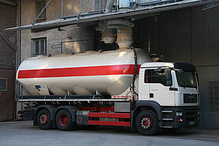 Lorry-loading dock with a Klöckner Möller automation system