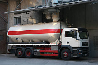 Lorry-loading dock with a Klöckner Möller automation system
