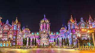 Der Bahnhof Chhatrapati Shivaji Terminus bei Nacht