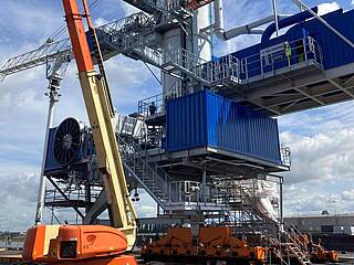 Schiffsentlader im Hafen von Bremen