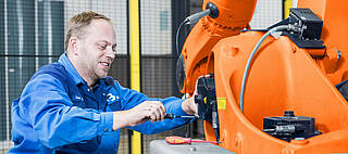 Kuka robot service