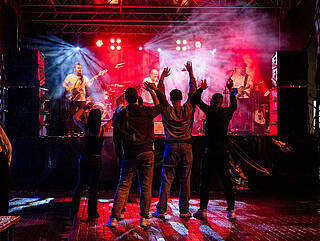 Band und Personen die tanzen
