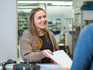 Lena Marie Feder in der Kleinmaschinenreparatur bei Blumenbecker 