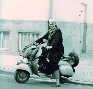 Marianne Blumenbecker während sie Roller fährt.
