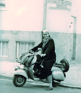 Marianne Blumenbecker in ihrer Studienzeit auf einem Roller.