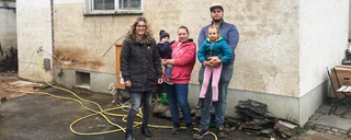 Die Familie vor ihrem Haus im Ahrtal