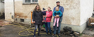 Die Familie vor ihrem Haus im Ahrtal