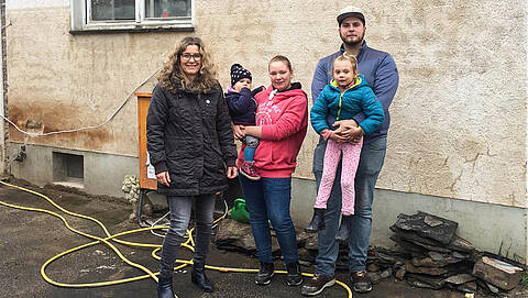 Die Familie vor ihrem Haus im Ahrtal