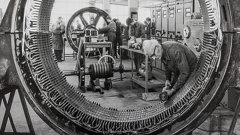 Der Beginn der Firmengeschichte Handwerker arbeitet in der Ankerwickelei
