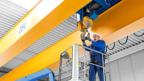 Crane services: for example maintenance of a drive unit in a crane system about 25 tonnes