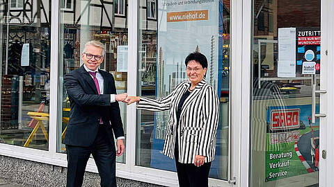 Olaf Lingnau and Edith Niehof in front of the shop in Rheda-Wiedenbrück.