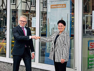 Olaf Lingnau und Edith Niehof vor dem Ladenlokal in Rheda-Wiedenbrück.