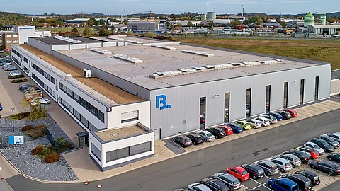 Luftaufnahme der 8000 m² großen Blumenbecker Fertigungshalle für Schaltanlagen in Beckum