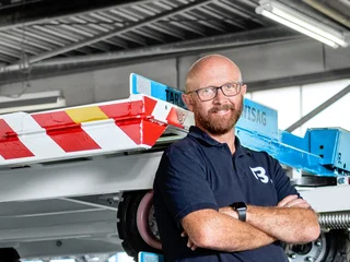 Jan Weiß in der Produktion in Haiger