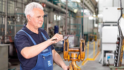 Blumenbecker hat Mitarbeiter in der Fertigung des Miele Professional Kompetenzzentrums.