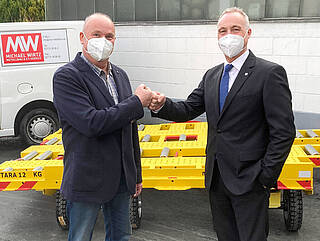 Michael Wirtz und Ralf Herzog vor dem Unternehmen in Haiger.