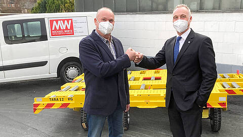 Übernahme von MW Metallbau & ET-Service Michael Wirtz und Ralf Herzog vor dem Unternehmen in Haiger.