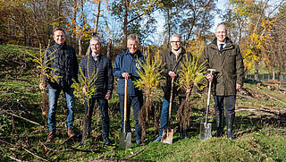 The management directors from Blumenbecker together with the board of Wildpark Völlinghausen