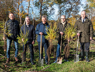 Die Geschäftsführung von Blumenbecker zusammen mit dem Vorstand des Wildparks Völlinghausen.