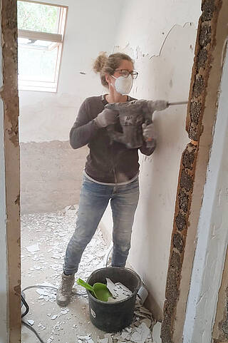Aufräumarbeiten nach dem Hochwasser im Haus der Familie Deißler