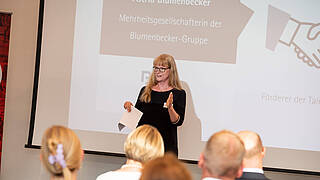 Astrid Blumenbecker hält eine Rede während der Eröffnungszeremonie