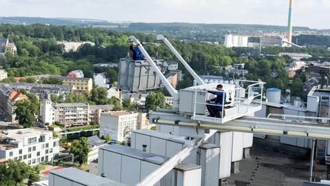 Wartung und Reparatur von Befahranlagen Zwei Blumenbecker Monteure bei der Prüfung einer Befahranlage