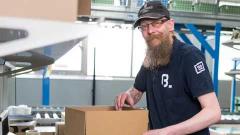 Umschulung Lagerlogistiker Umschüler Mike im Zentrallager des Industriebedarfs