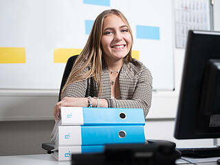 Lena Marie in der Buchhaltung bei Blumenbecker