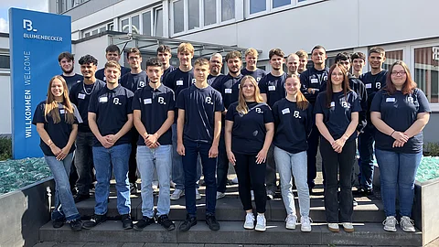 Blumenbecker Azubis 2025 Gruppenbild von 29 Auszubildenden