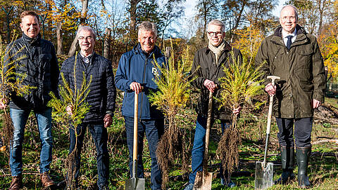 Die Blumenbecker Geschäftsführung pflanzt Bäume im Wildpark Völlinghausen