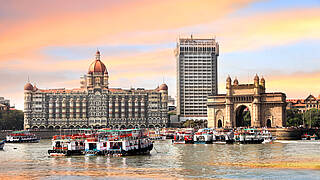 Mumbais Hafen mit dem Triumphbogen Gateway of India und dem Taj Mahal Palace Hotel