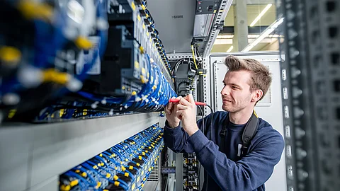 Person prüft Schaltanlage