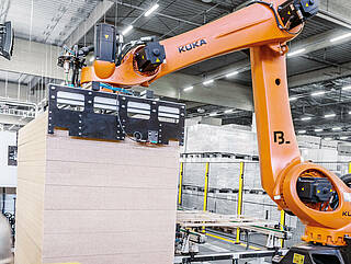 Palettierungsroboter in der Produktion von IKEA Industry