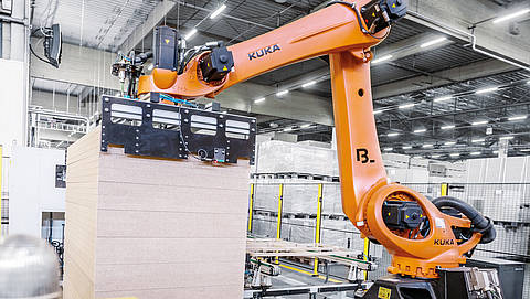 Palettierungsroboter in der Produktion von IKEA Industry