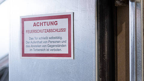 Brandschutztor Brandschutztor mit Aufkleber