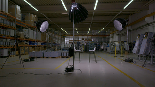 Aufgebaute Filmkulisse in Industriehalle 