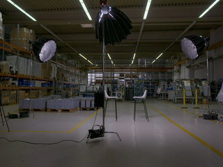 Aufgebaute Filmkulisse in Industriehalle 