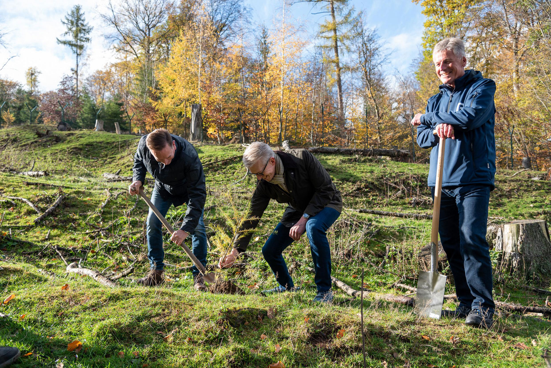 Blumenbecker Geschäftsführung pflanzt Bäume
