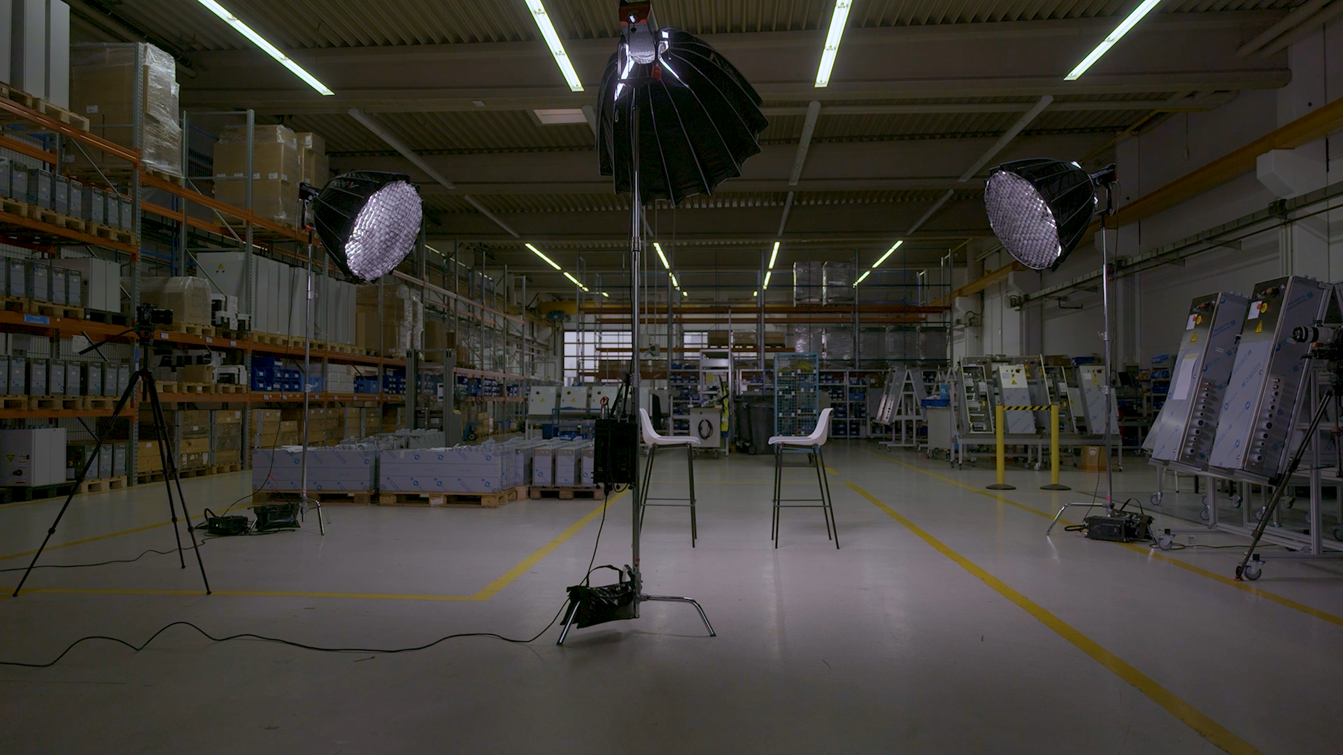 Aufgebaute Filmkulisse in Industriehalle 